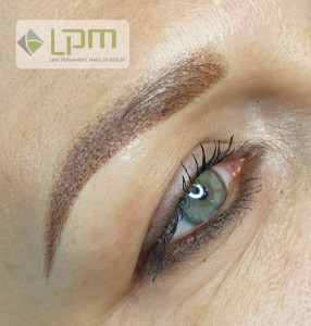 Permanent Makeup Augenbrauen Puderbrows direkt nach der Behandlung Berlin